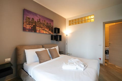 Bed, TV and multimedia, Photo of the whole room, Bedroom, towels, wardrobe