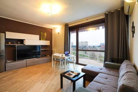 Communal lounge/ TV room, TV and multimedia, Kitchen or kitchenette, Living room, Seating area, Dining area, Evening entertainment