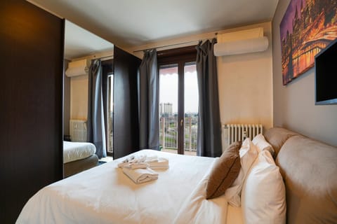 Bed, TV and multimedia, Photo of the whole room, Bedroom, towels