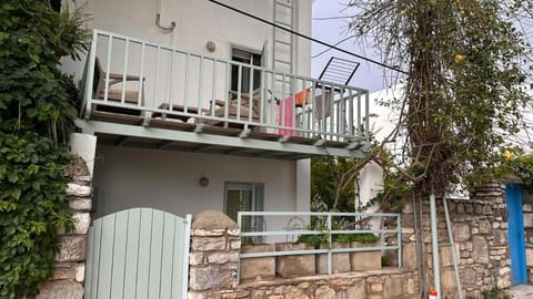 Property building, Day, Balcony/Terrace