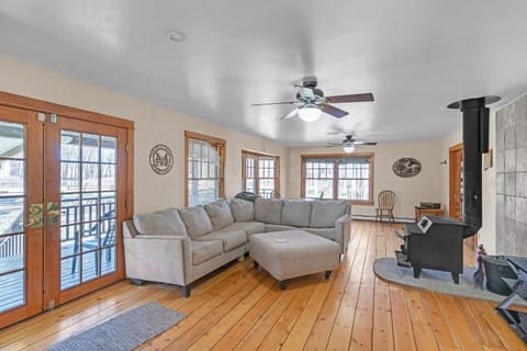 Charming Country 4BR Retreat with Riverfront Views cabin Cabin in Chama