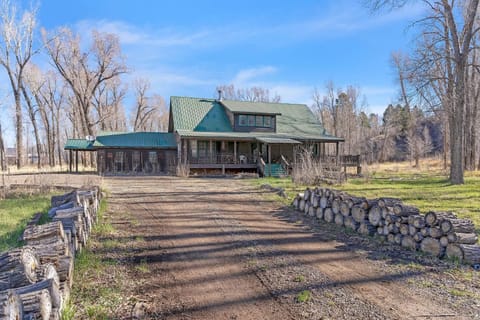 Charming Country 4BR Retreat with Riverfront Views cabin Cabin in Chama