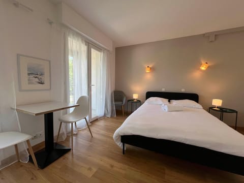Bed, Dining area