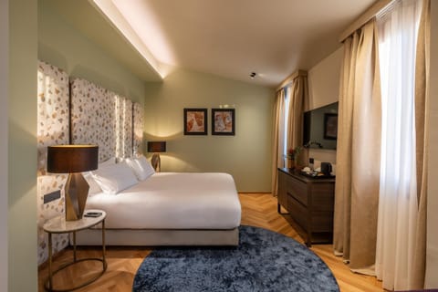 Bed, TV and multimedia, Photo of the whole room, Bedroom