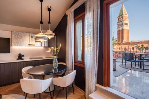 View (from property/room), Balcony/Terrace, Kitchen or kitchenette, Living room, Seating area, Dining area