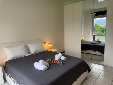 Bed, Photo of the whole room, towels