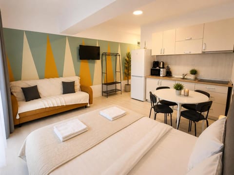 TV and multimedia, Kitchen or kitchenette, Living room, Seating area, Dining area, Bedroom, towels