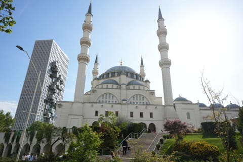 Nearby landmark, Landmark view