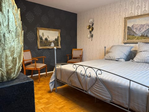 Bed, Living room, Photo of the whole room, Seating area, Bedroom