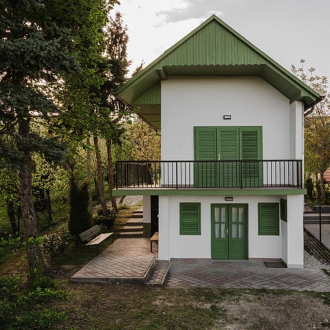 Property building, Day, Garden