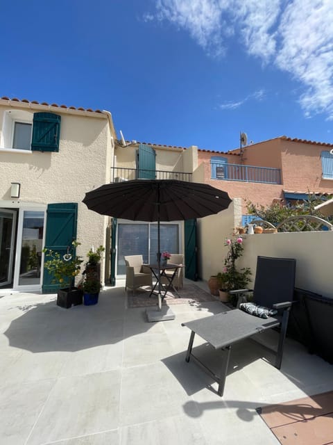 Property building, Patio, Balcony/Terrace, sunbed
