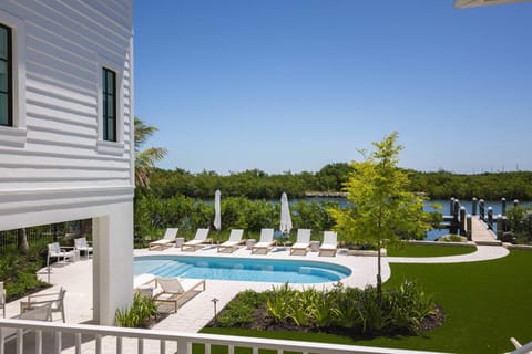 Parking Pool & Dock - Shellstone House House in Stock Island