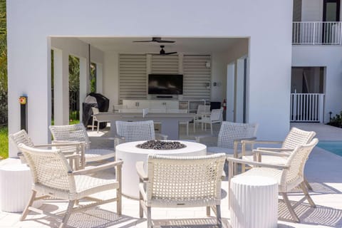 New Waterfront Home - Sunray House House in Stock Island