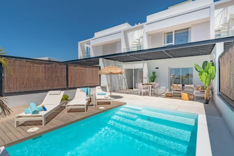 Property building, Day, View (from property/room), Balcony/Terrace, Pool view, Swimming pool, sunbed