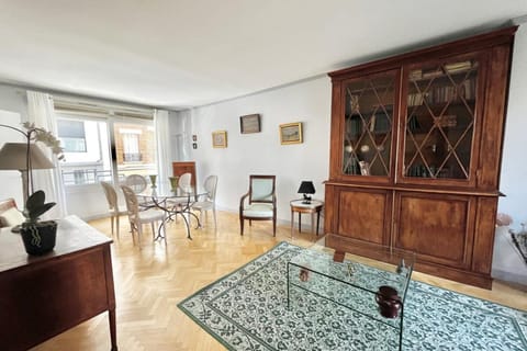 Near Roland-Garros Direct Eiffel Tower Apartment in Issy-les-Moulineaux