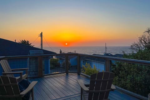 Salty Sunsets House in Depoe Bay