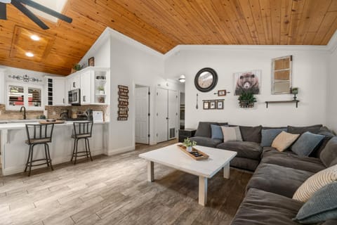 TV and multimedia, Living room, Seating area, fireplace, pet friendly