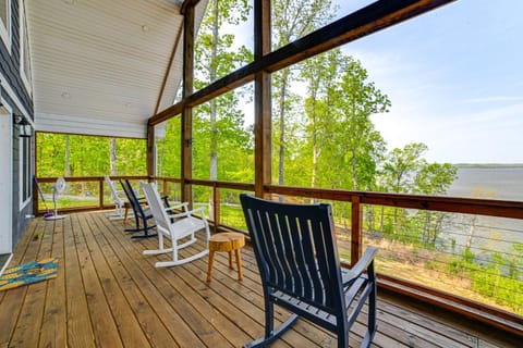 Game Room and Screened Porch Kentucky Lake Retreat! House in Lake Barkley