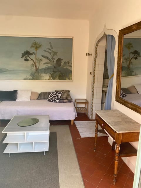 Syrius - Artist's apartment with terrace and view Apartment in Fontaine-de-Vaucluse