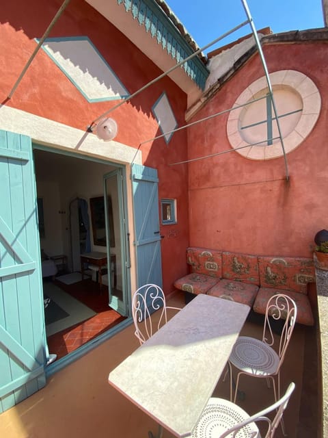 Syrius - Artist's apartment with terrace and view Apartment in Fontaine-de-Vaucluse