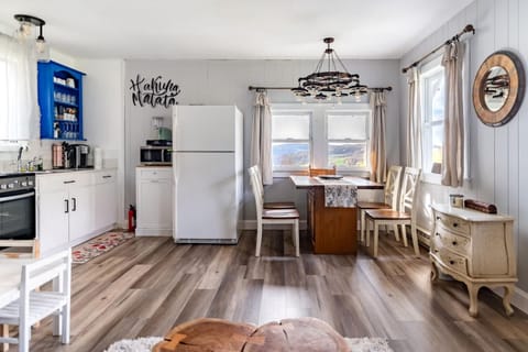 Kitchen or kitchenette, Dining area, oven