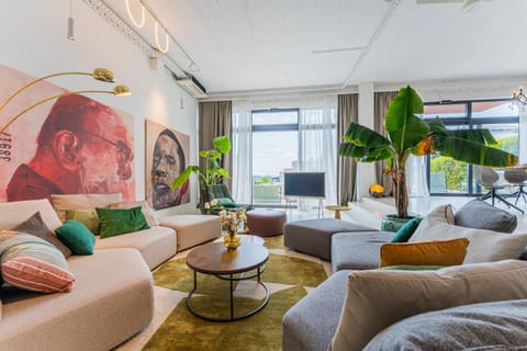 TV and multimedia, View (from property/room), Living room, Decorative detail, Seating area, Family, heating, internet, air conditioner