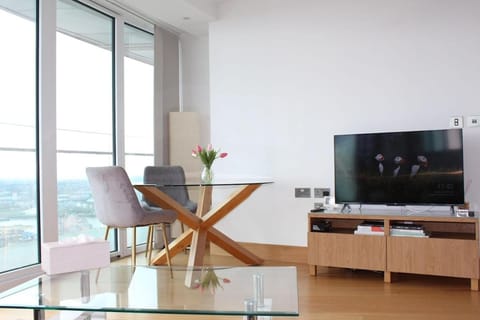 TV and multimedia, Living room, Evening entertainment