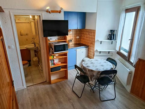 TV and multimedia, Coffee/tea facilities, Kitchen or kitchenette, Dining area, oven, stove