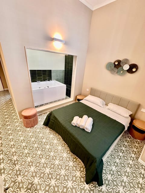 Bed, Bedroom, towels