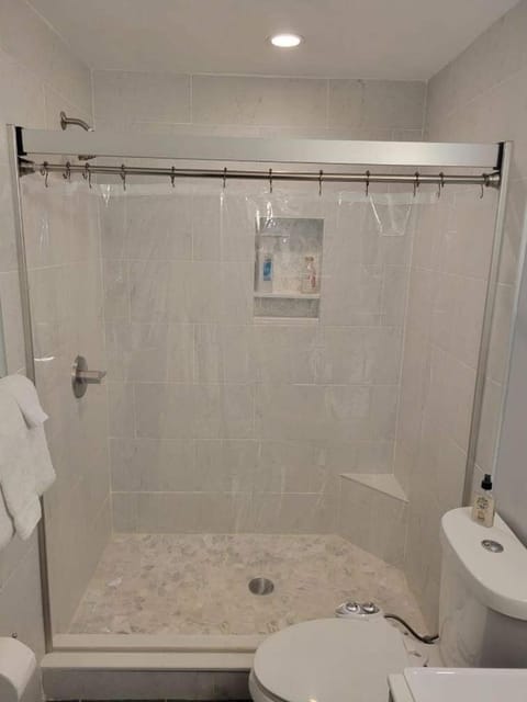 The Oasis with New Salt Pool Close to Everything House in Gainesville