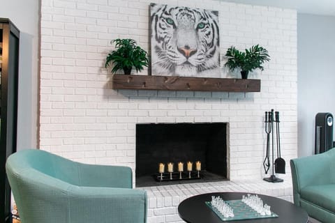 The Oasis with New Salt Pool Close to Everything House in Gainesville