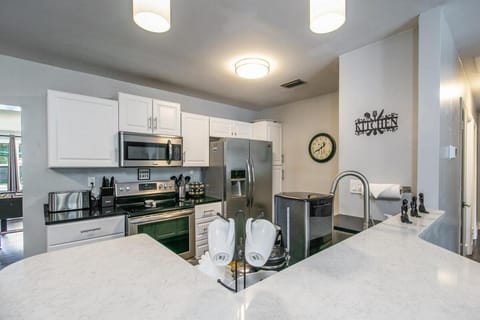 The Oasis with New Salt Pool Close to Everything House in Gainesville