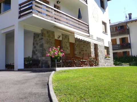 Facade/entrance, Garden