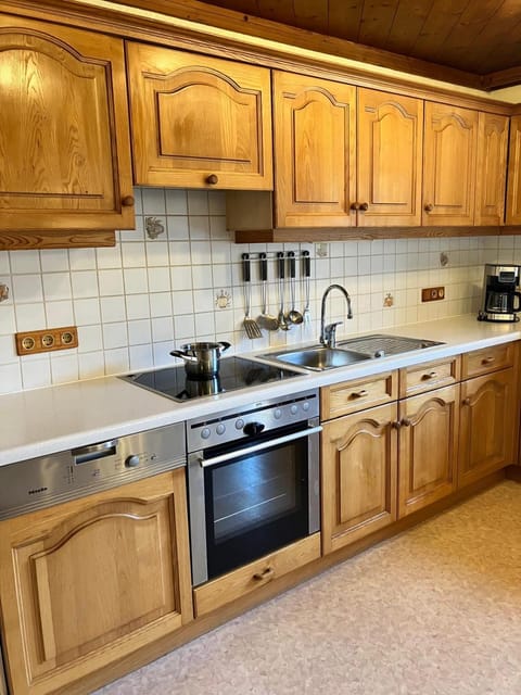 Coffee/tea facilities, Kitchen or kitchenette, dishwasher, stove