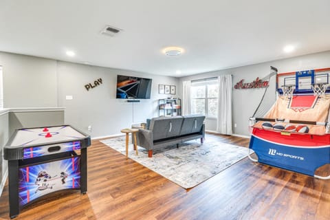 10 Mi to Dtwn Austin Family Home with Communal Pool House in Austin