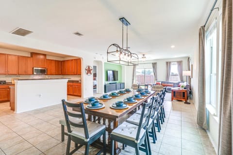 10 Mi to Dtwn Austin Family Home with Communal Pool House in Austin