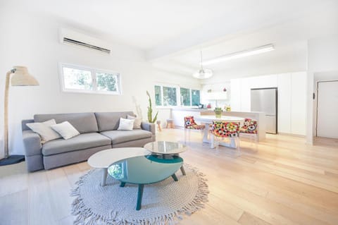 Living room, Seating area, Dining area, air conditioner