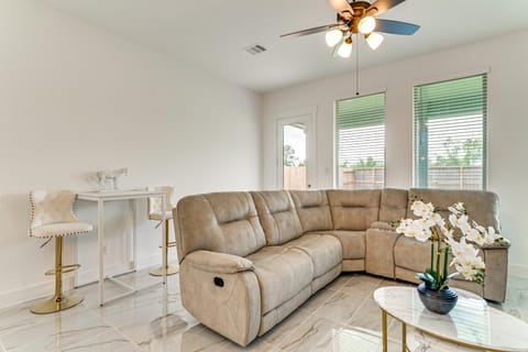 Patio and Pool Access Family Home in Tomball House in Houston