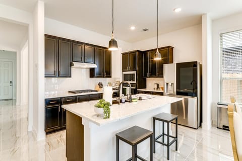 Patio and Pool Access Family Home in Tomball House in Houston