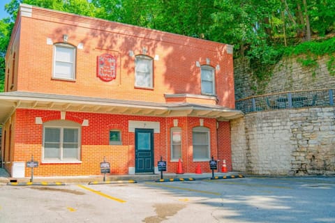 Ground Floor Villa at Sweet Spring Apartment in Eureka Springs