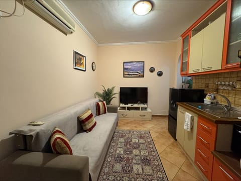 TV and multimedia, Kitchen or kitchenette, Living room, Seating area