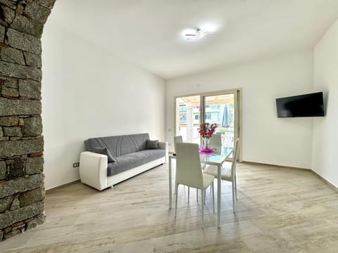 Communal lounge/ TV room, TV and multimedia, Living room, Seating area, Evening entertainment