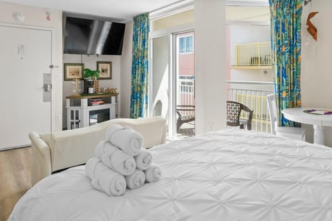 Updated King Suite- Partial Ocean Views! Bay Watch 1910 House in Atlantic Beach