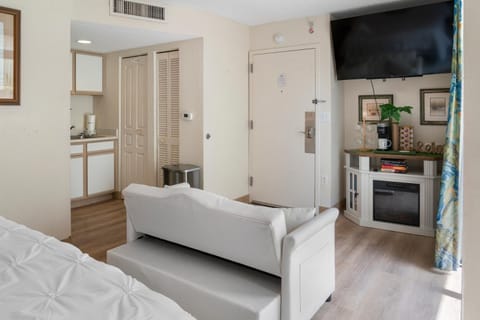 Updated King Suite- Partial Ocean Views! Bay Watch 1910 House in Atlantic Beach