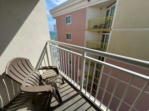 Updated King Suite- Partial Ocean Views! Bay Watch 1910 House in Atlantic Beach