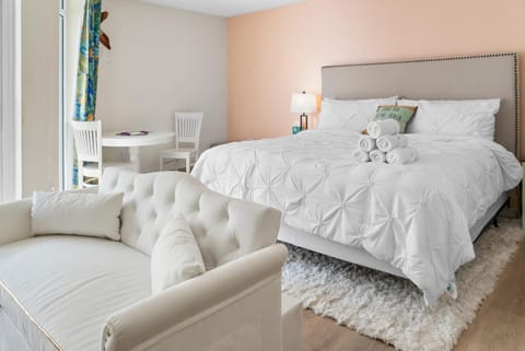 Updated King Suite- Partial Ocean Views! Bay Watch 1910 House in Atlantic Beach