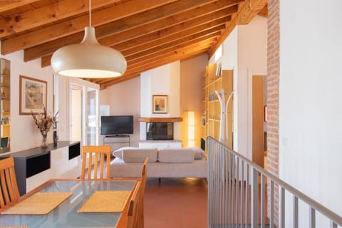 Communal lounge/ TV room, TV and multimedia, Living room, Seating area, Dining area, Evening entertainment