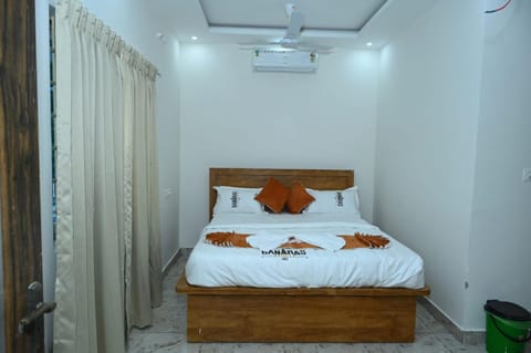 Bed, Photo of the whole room, Bedroom, towels, air conditioner
