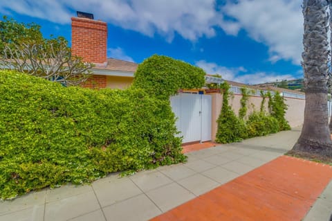 La Jolla Shores Hideaway is located 2 blocks from the Beach - dog friendly and great for families House in La Jolla Shores