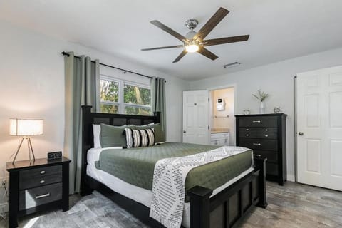 Modern & Tasteful Pool Home House in Gainesville